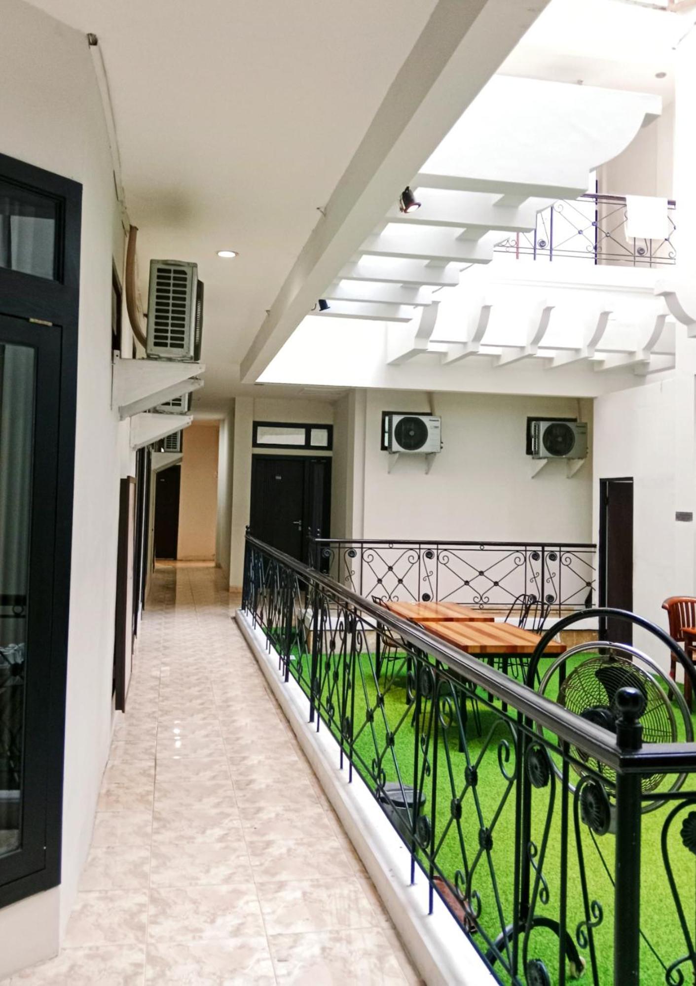 Andita Syariah Hotel Surabaya Exterior foto